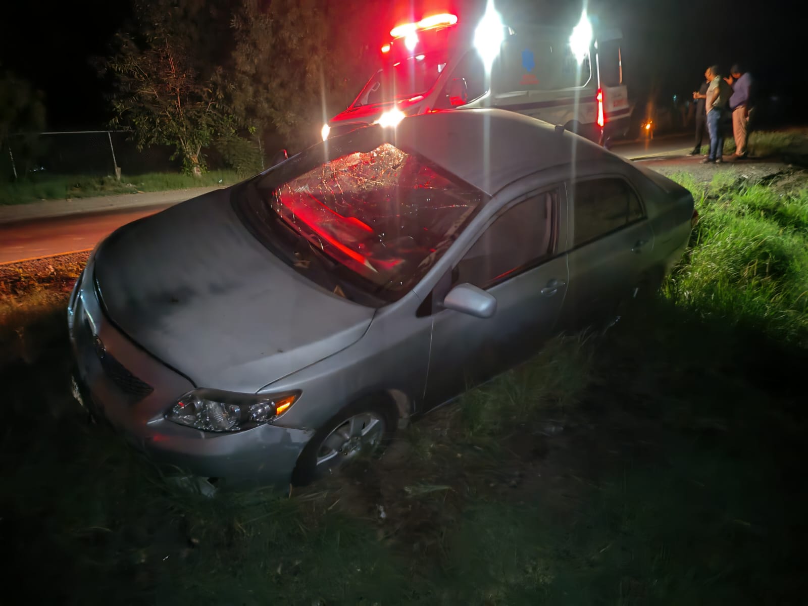 Conductor de vehículo termina en medio de la cuneta tras accidente en la México 15, en Ahome, Sinaloa