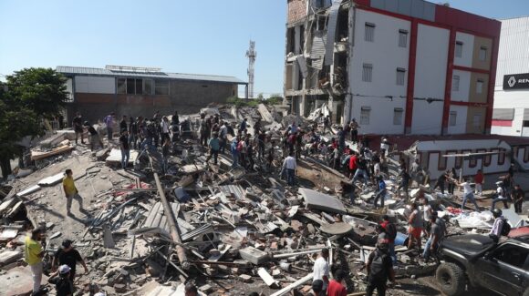 ¿Dónde colocarse durante un sismo y qué lugares debes evitar? Sigue estos consejos