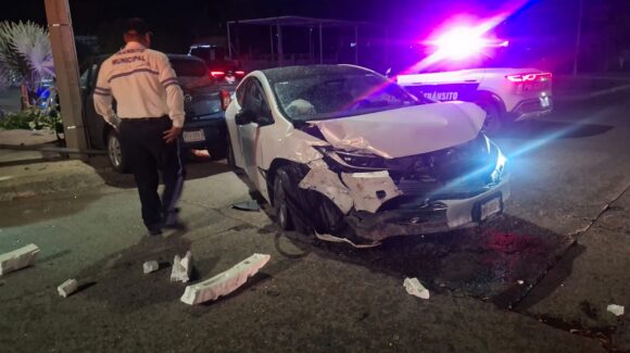 Cuatro lesionados entre ellos un menor de edad, deja aparatoso accidente en el sector centro de Los Mochis, Sinaloa