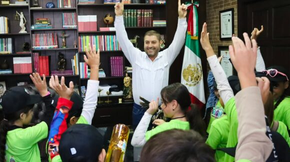 Con gran éxito transcurren los cursos de verano en Badiraguato; el alcalde José Paz López convive con las niñas y niños participantes