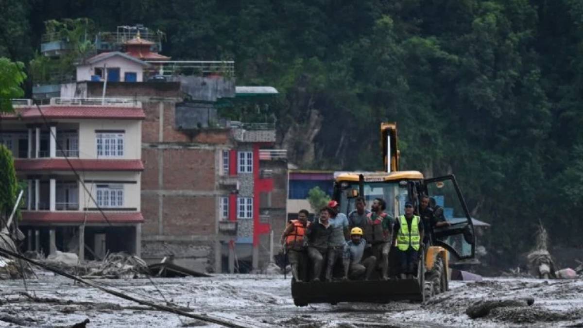 * Riada en Nepal arrasa pueblos: 98 muertos y casi 900 desaparecidos