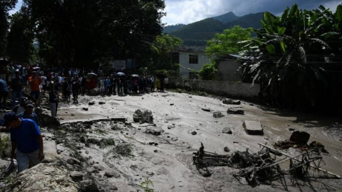 * Riada en Nepal arrasa pueblos: 98 muertos y casi 900 desaparecidos