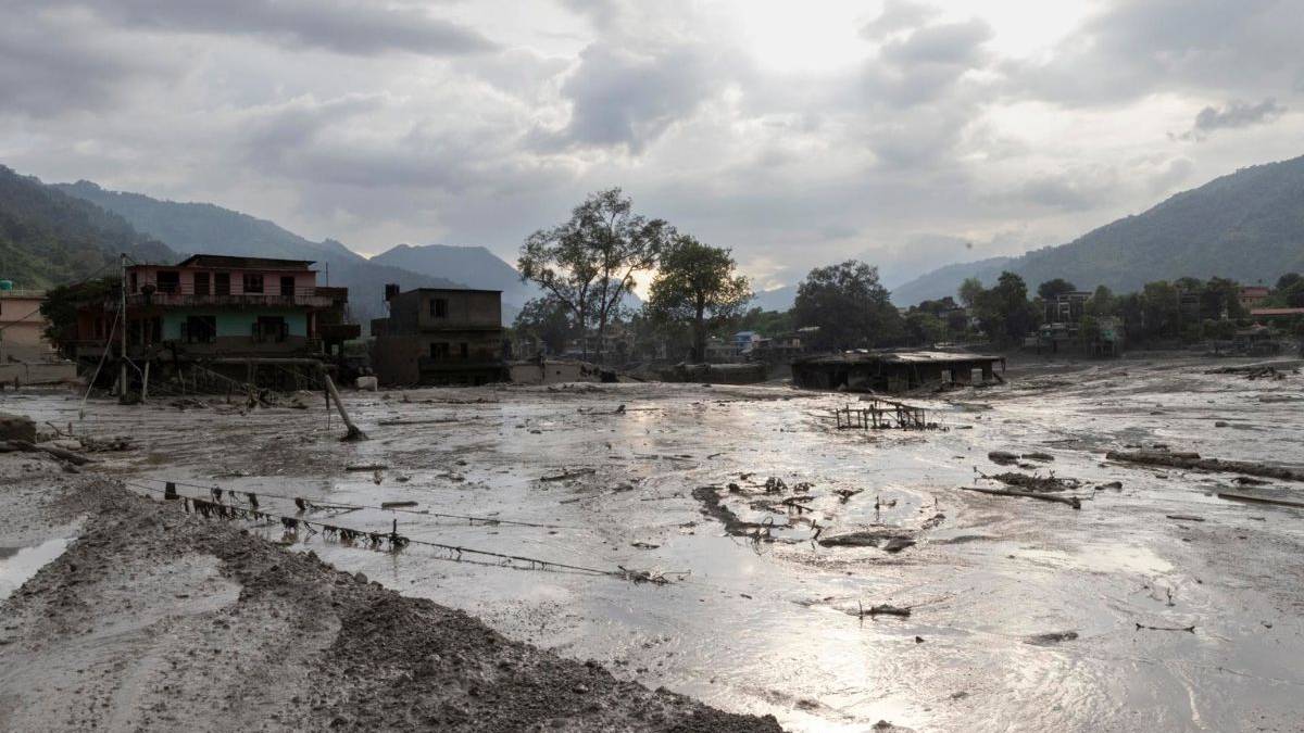 Riada en Nepal arrasa pueblos: 98 muertos y casi 900 desaparecidos