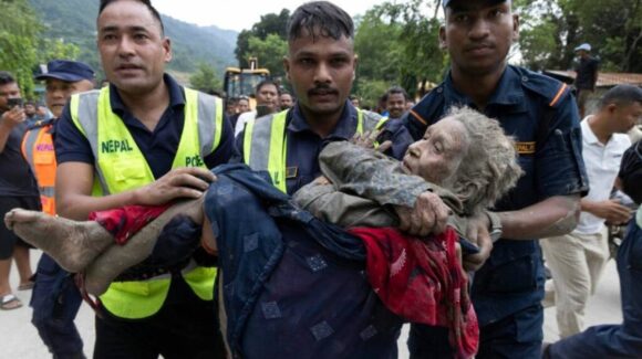 Colapso de glaciar provoca riada en Nepal: 362 muertos y 1,400 desaparecidos
