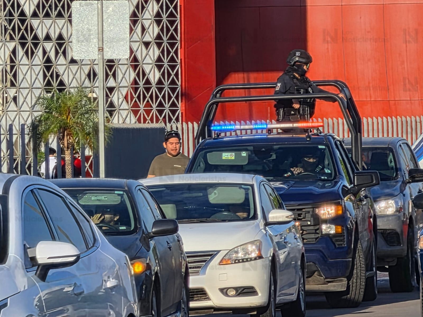 Dejan corona funebre en colegio particular de Culiacán