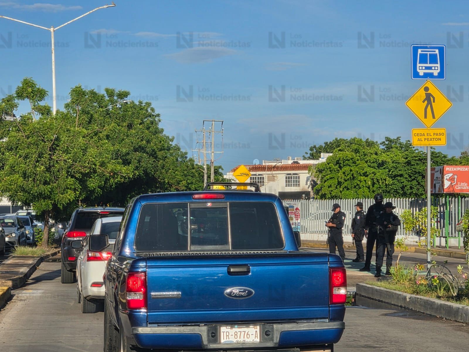 Dejan corona funebre en colegio particular de Culiacán