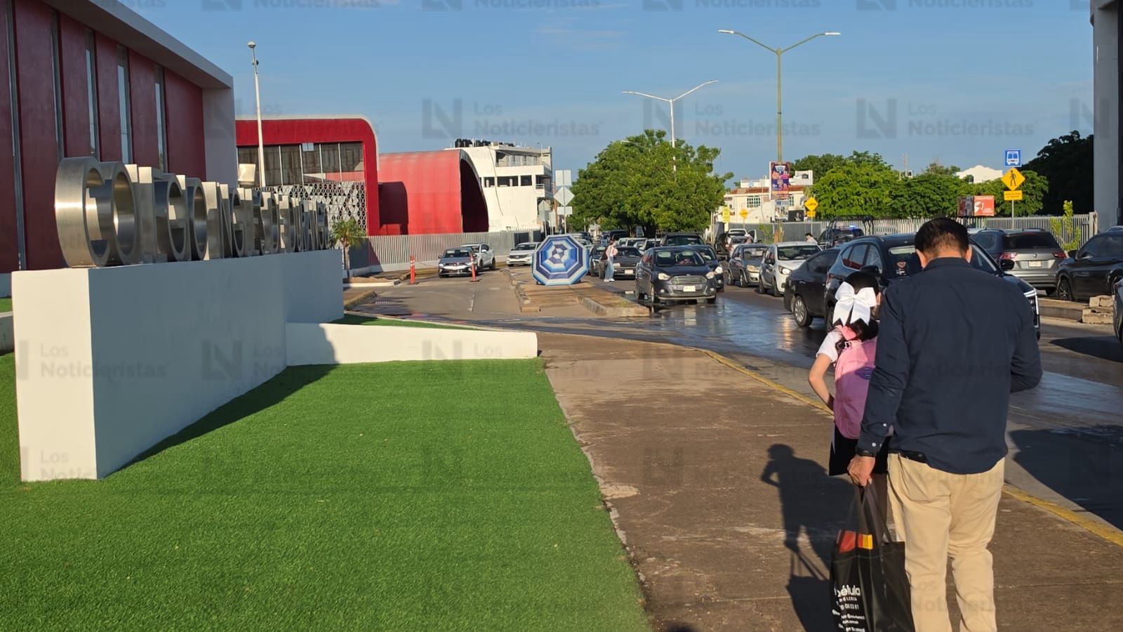 Dejan corona funebre en colegio particular de Culiacán
