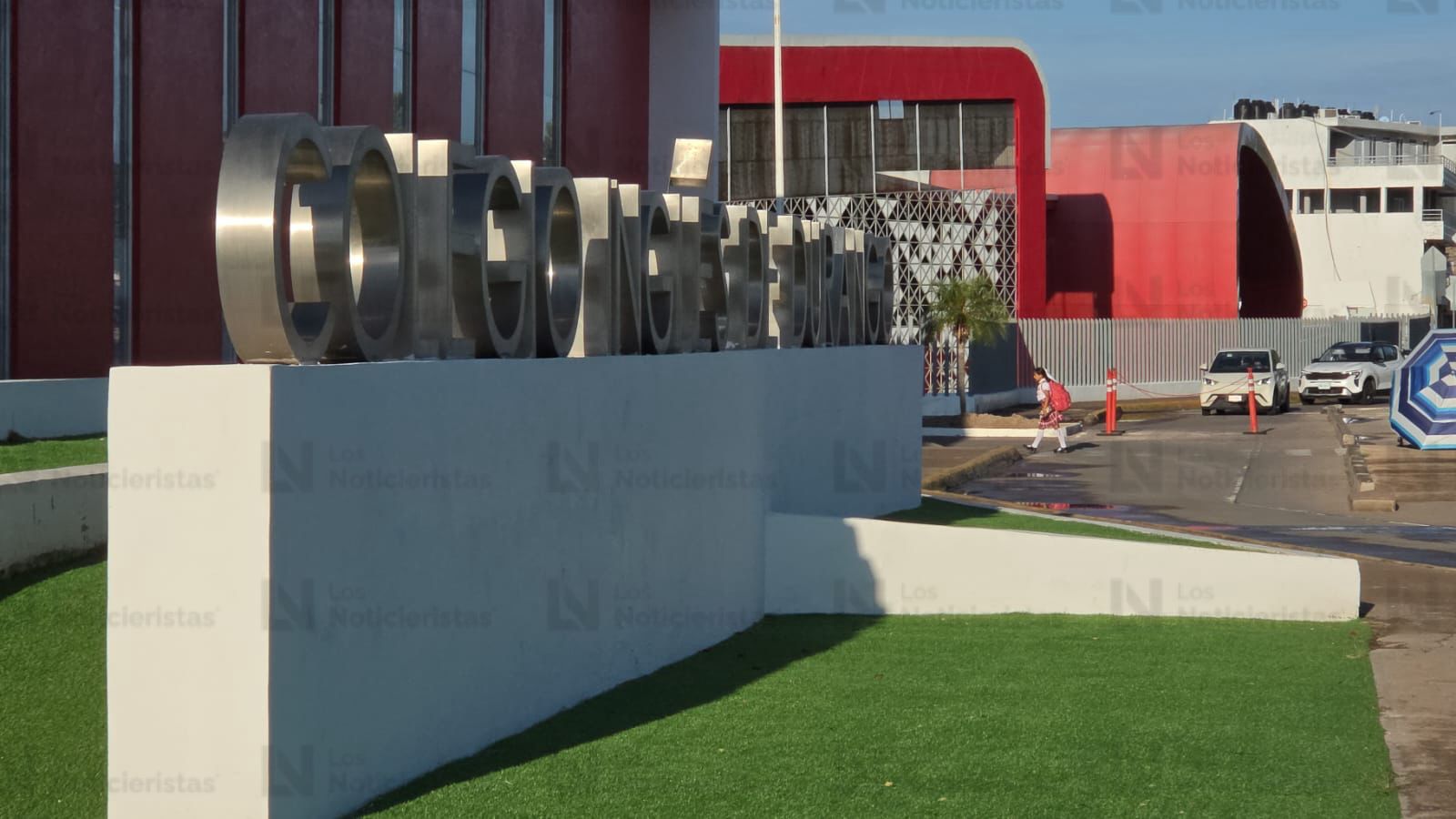 Dejan corona funebre en colegio particular de Culiacán