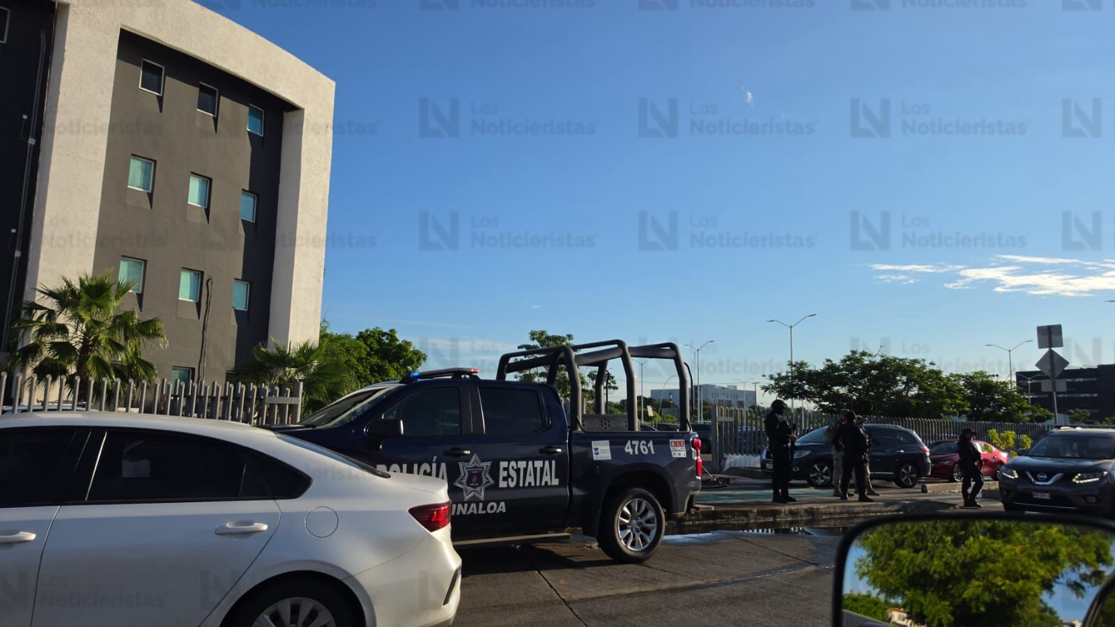 Dejan corona funebre en colegio particular de Culiacán