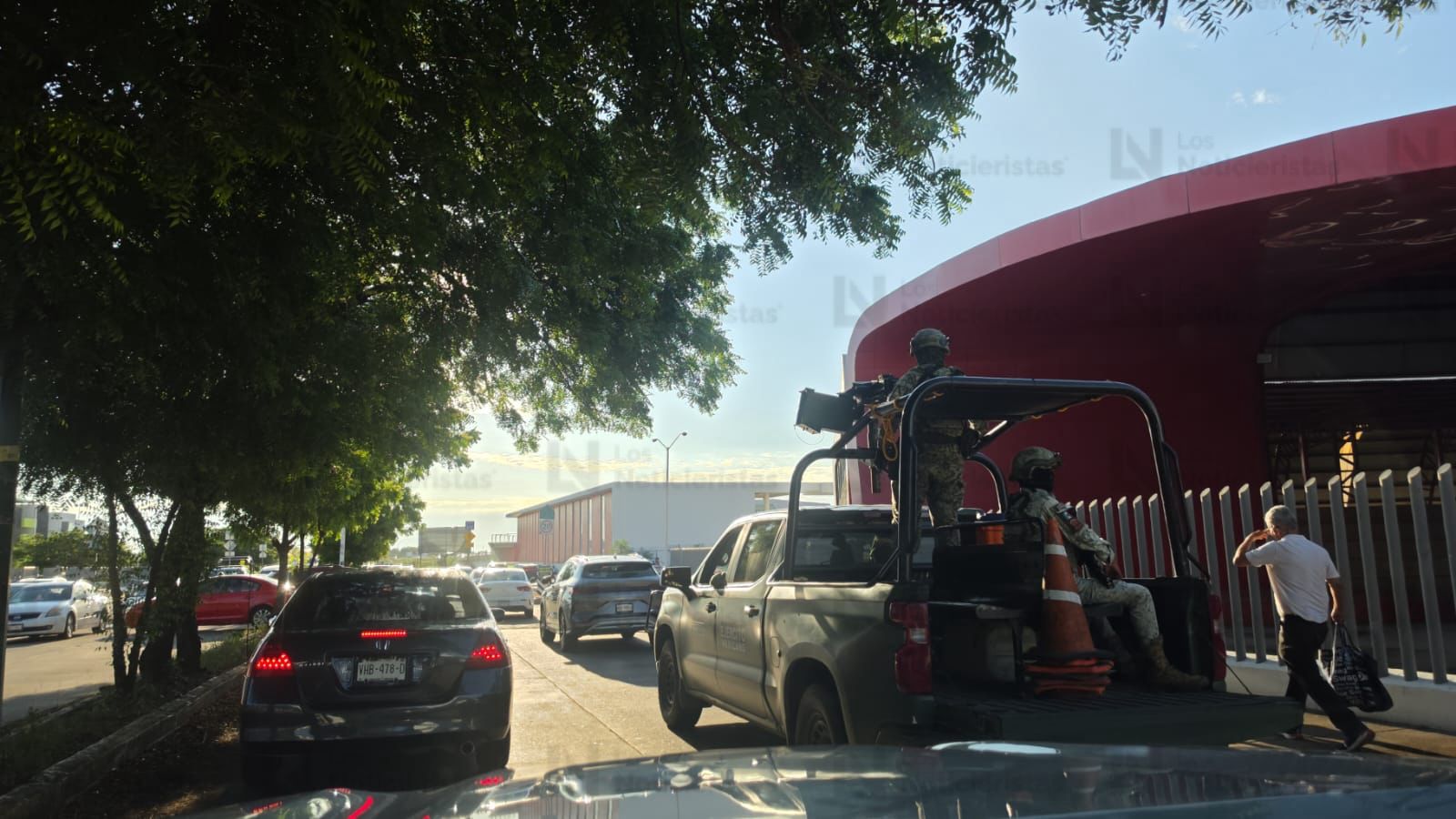Dejan corona funebre en colegio particular de Culiacán