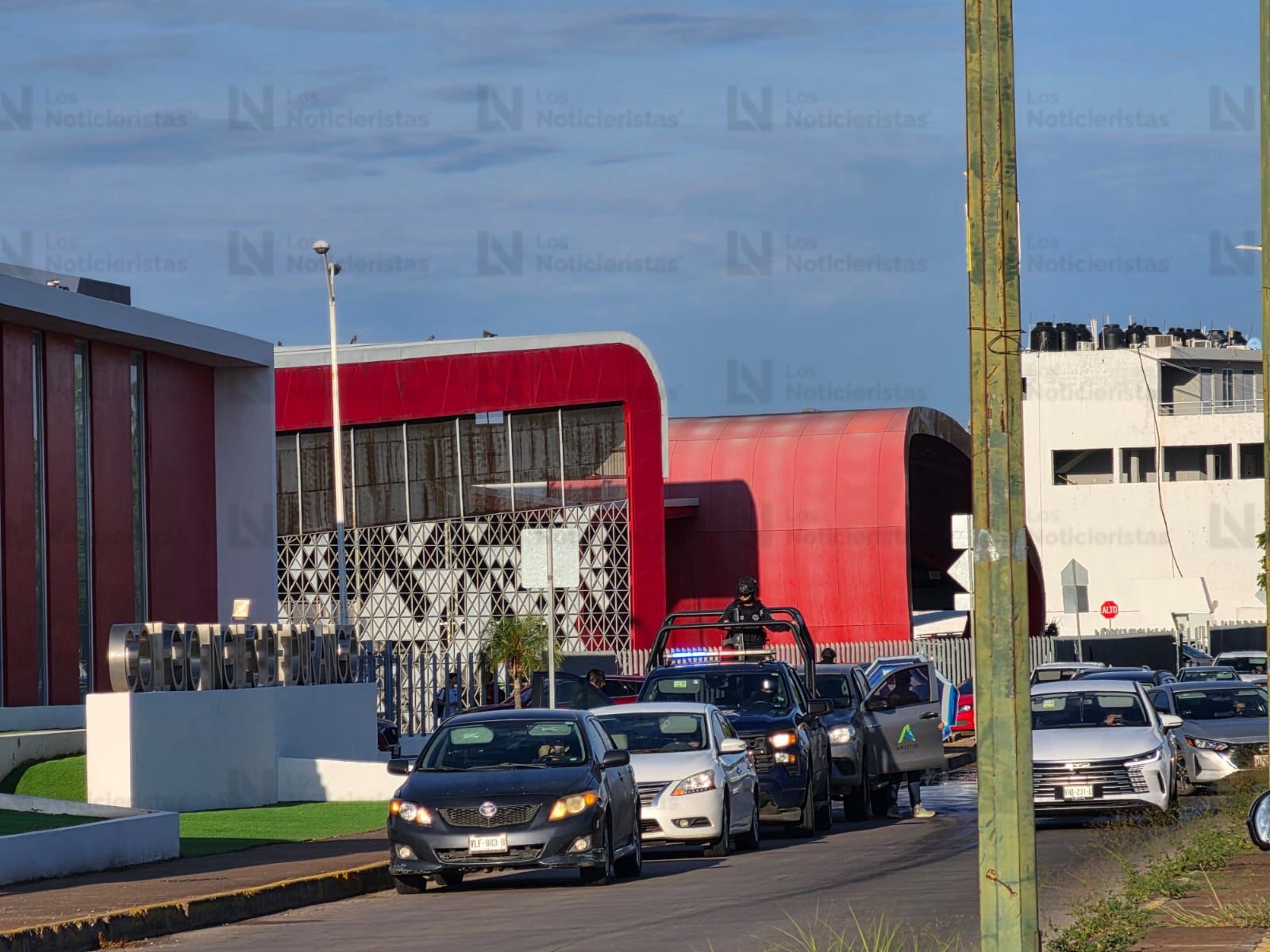 Dejan corona funebre en colegio particular de Culiacán