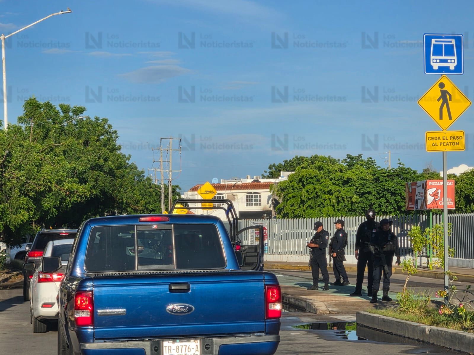 Dejan corona funebre en colegio particular de Culiacán