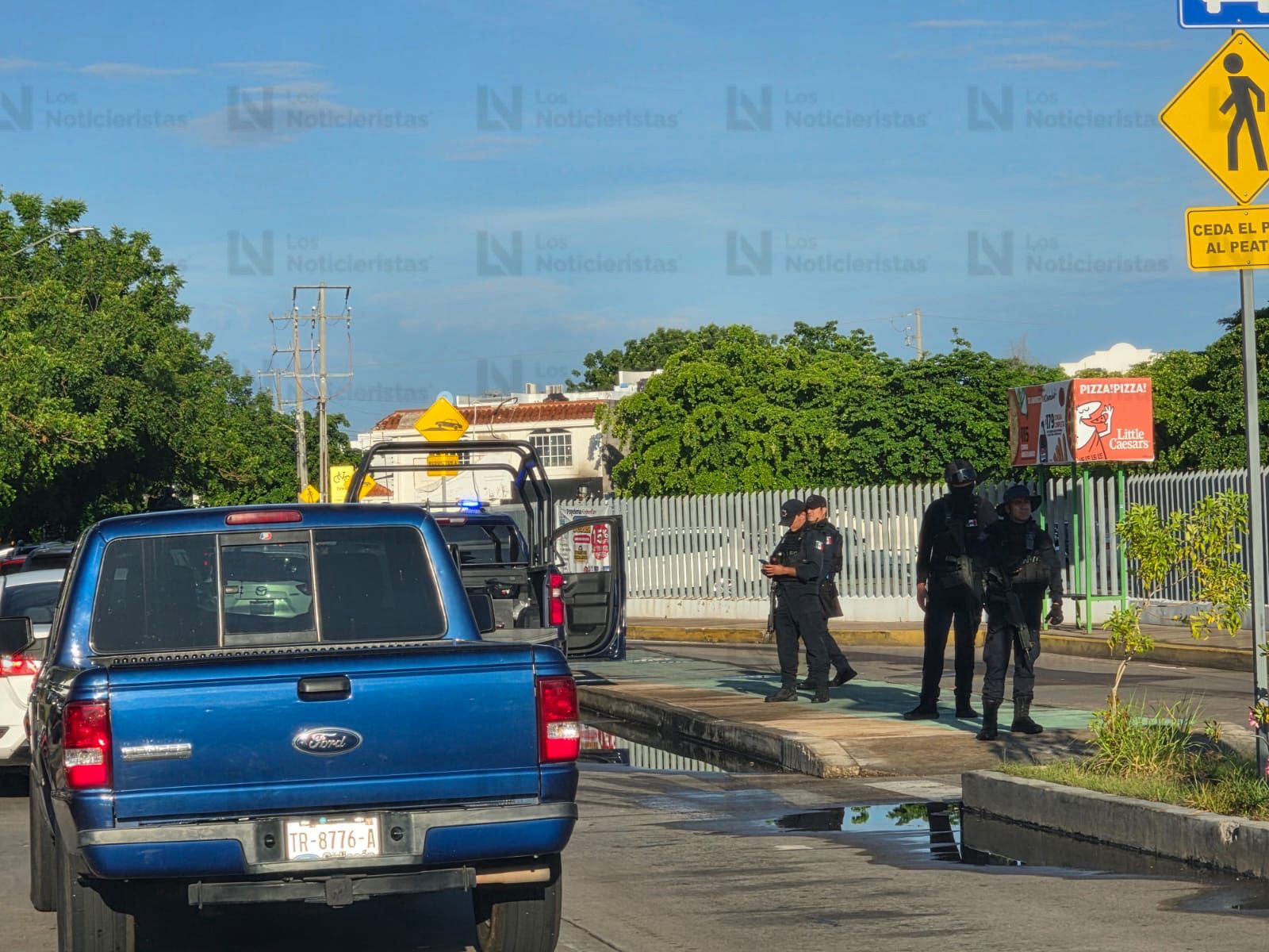 Dejan corona funebre en colegio particular de Culiacán