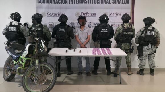 Detienen a motociclista armado y con droga durante operativo en Rosario, Sinaloa