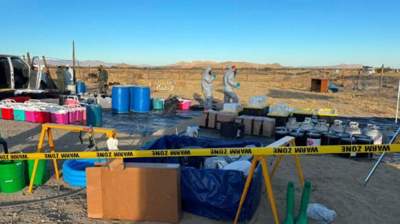 Detienen a tres mexicanos en laboratorio clandestino de ‘meta’ en Los Ángeles