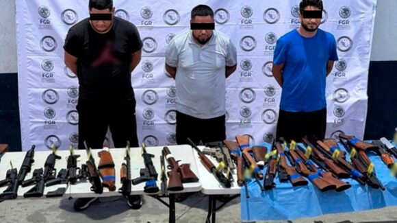 Provenían de Texas: Detienen a tres personas y aseguran 210 armas ocultas en semirremolques en Nuevo León