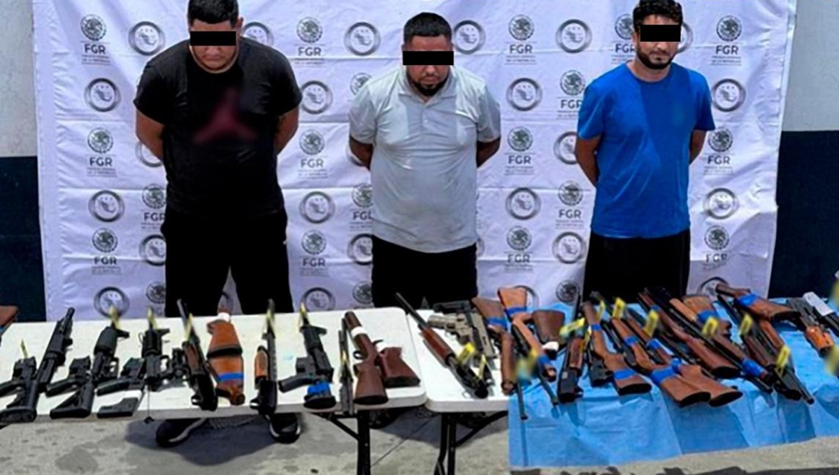 Detienen a tres personas y aseguran 210 armas ocultas en semirremolques en Nuevo León