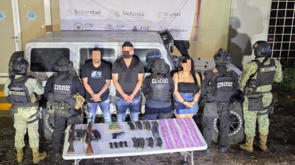 Detienen a una mujer y dos hombres con armas y droga dentro de un hostal en Concordia, Sinaloa