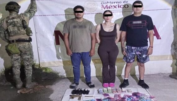 Detienen a una mujer y dos hombres en Mazatlán, Sinaloa; les aseguran vehículos, droga y dinero