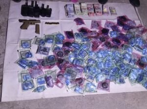 Detienen a una mujer y dos hombres en Mazatlán, Sinaloa; les aseguran vehículos, droga y dinero