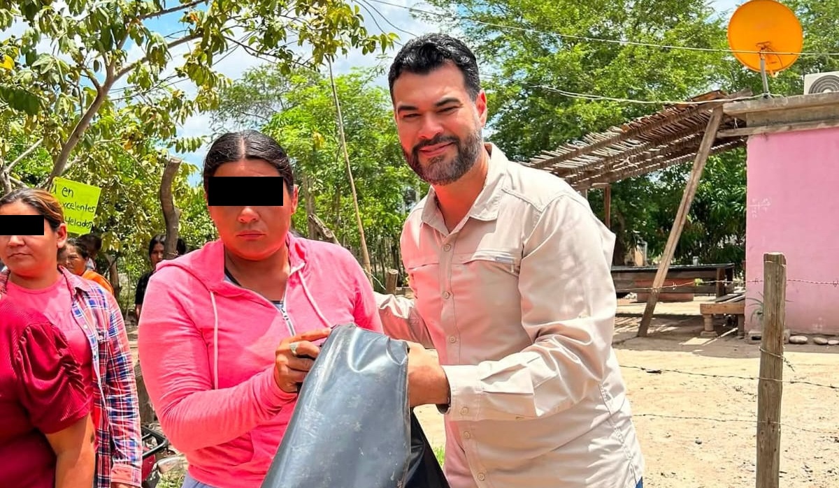 Diputado de Morena entrega hules negros