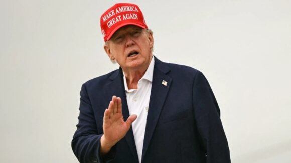 ¡Trump lanza dura advertencia! Amenaza con bombardear Omán por el estrecho de Ormuz