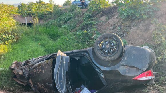 Dos hombres lesionados deja aparatoso accidente en la México 15 y San Miguel Zapotitlán, Ahome, Sinaloa