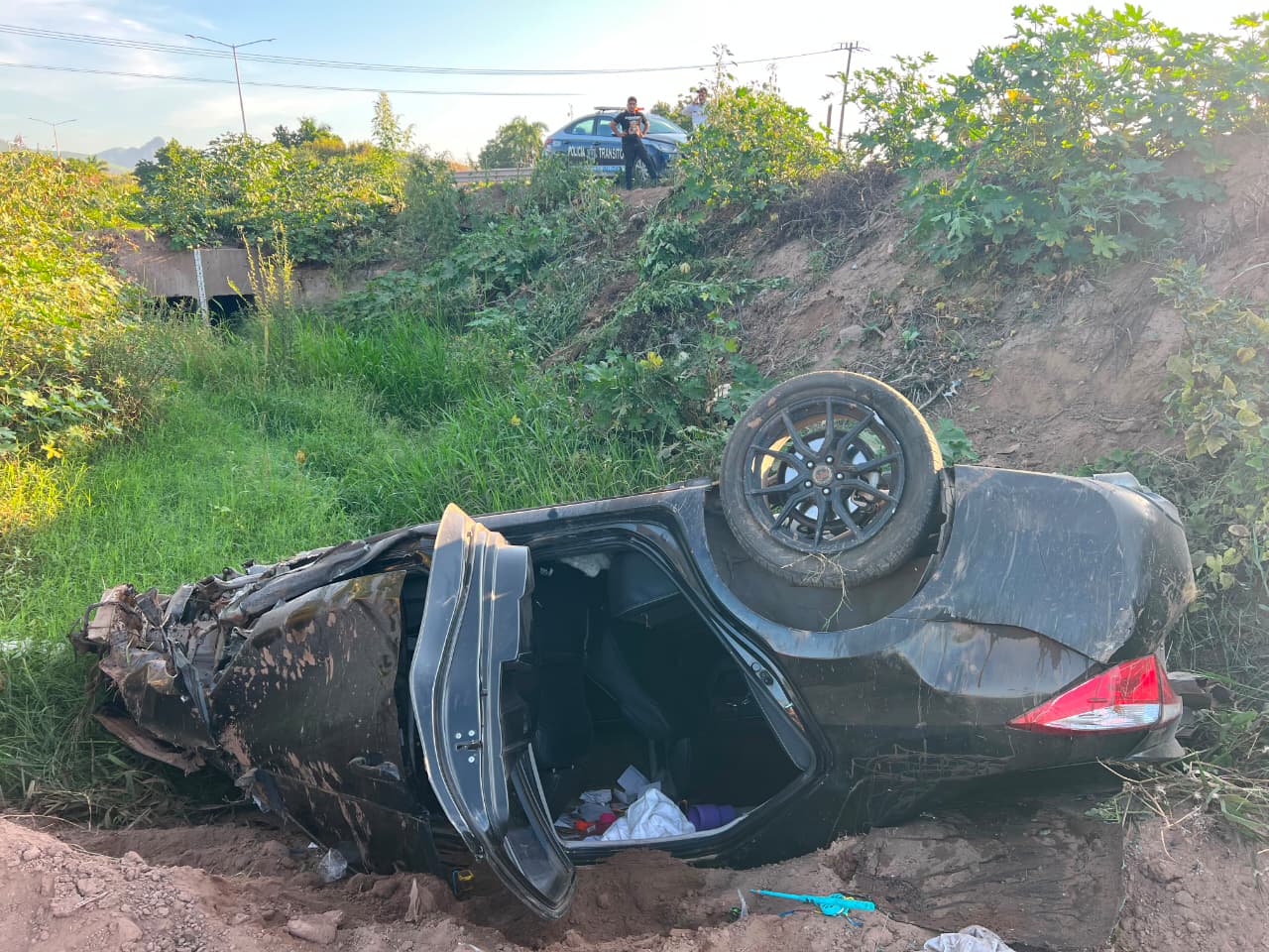 Dos hombres lesionados deja aparatoso accidente en la México 15 y San Miguel Zapotitlán, Ahome, Sinaloa
