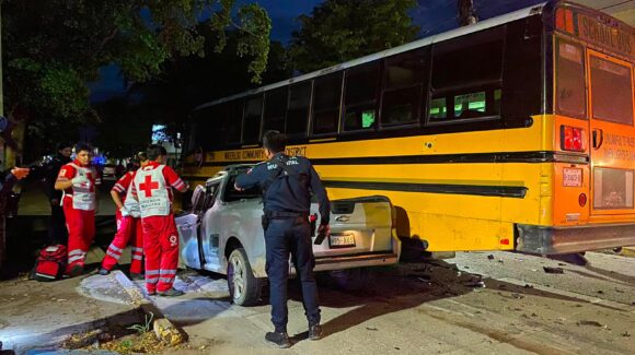 Dos hombres resultan lesionados tras fuerte choque entre camioneta y camión urbano en el Centro de Guasave, Sinaloa