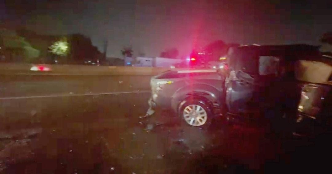 Dos hombres resultan lesionados tras impactarse contra el muro de contención de la México 15, en Los Mochis, Sinaloa