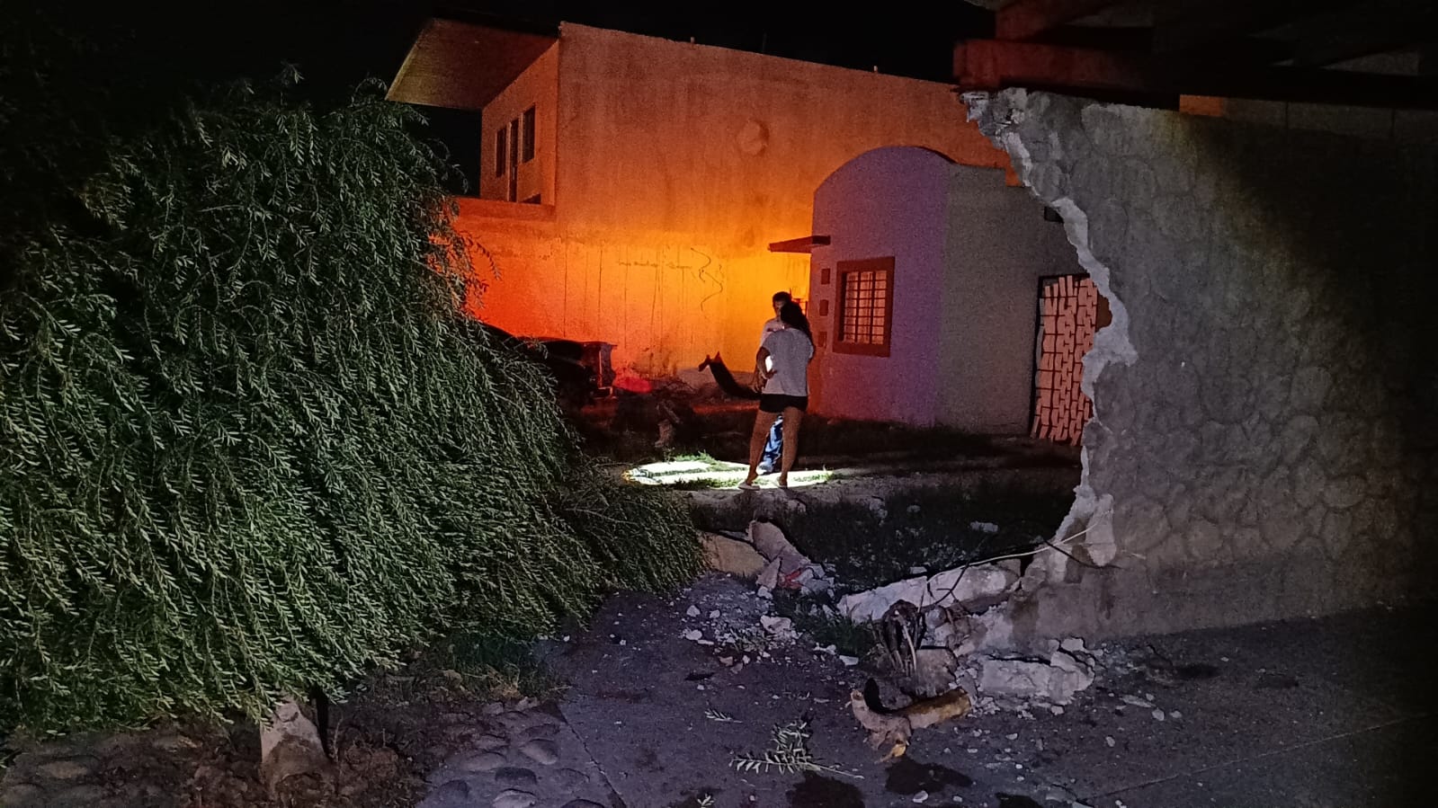 Dos personas resultan lesionadas tras impactarse contra una vivienda en Las Canteras, al suroriente de Los Mochis, Sinaloa