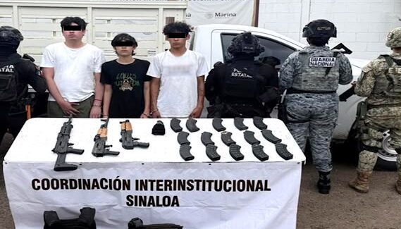 Ejército detiene a tres civiles y asegura armamento, municiones y equipo táctico, en Culiacán, Sinaloa