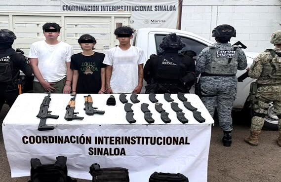 Ejército detiene a tres civiles y asegura armamento, municiones y equipo táctico