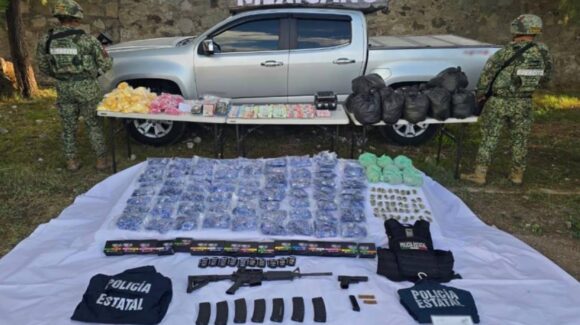 Ejército y fuerzas federales aseguran droga y armamento en Durango