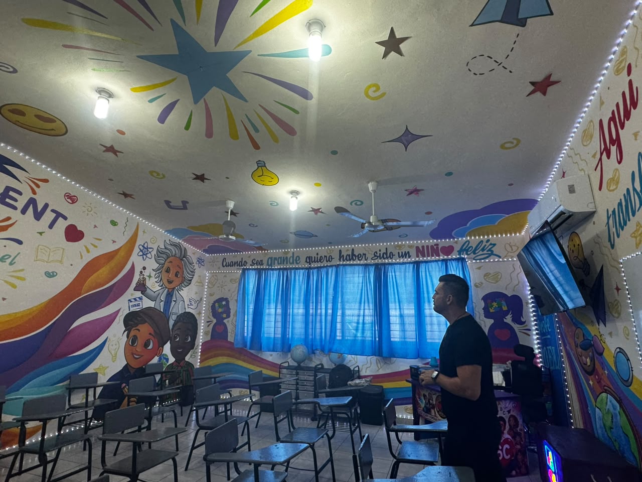 El profe Joel diseña un aula muy especial en Mazatlán, Sinaloa para hacer volar a sus alumnos en este regreso a clases