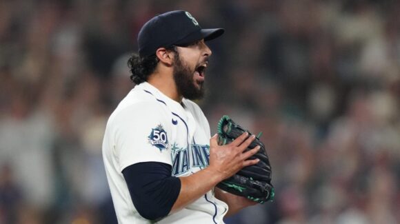 El sinaloense Andrés Muñoz aparece entre los 50 mejores jugadores en la historia de los Marineros de Seattle