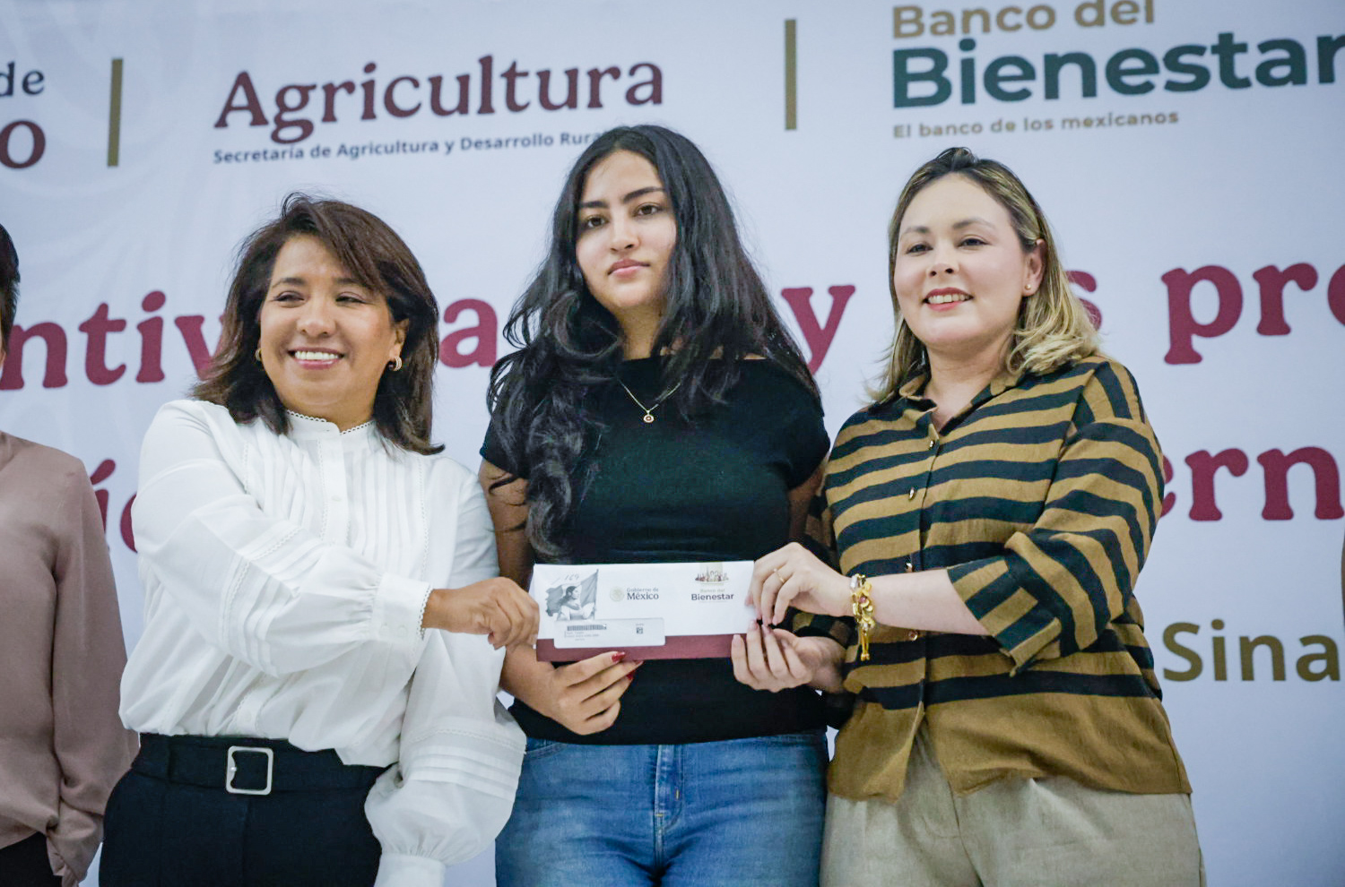 Entregan apoyos a productores en Sinaloa