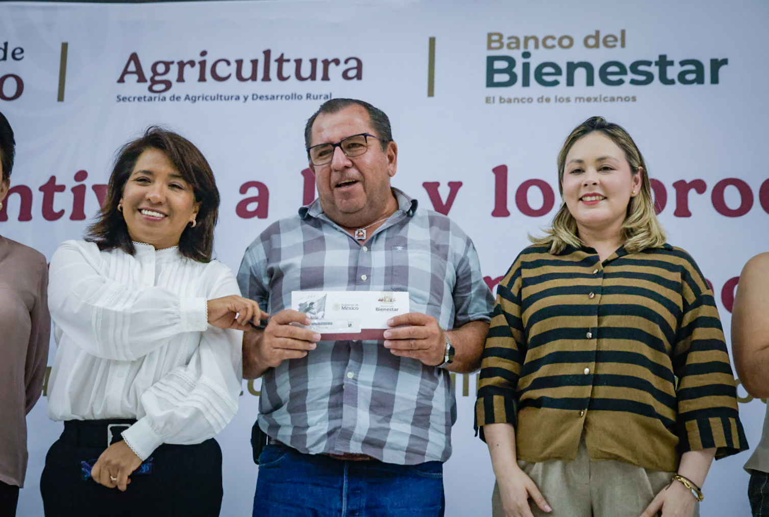 Entregan apoyos a productores en Sinaloa