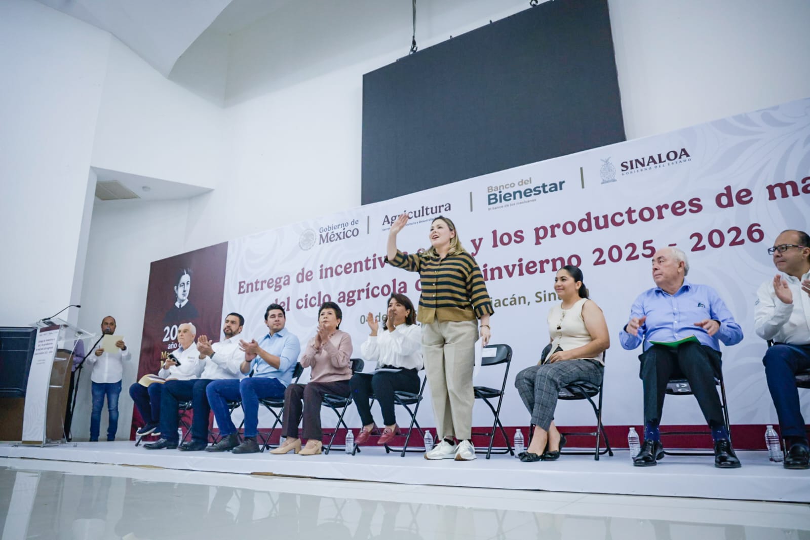 Entregan apoyos a productores en Sinaloa