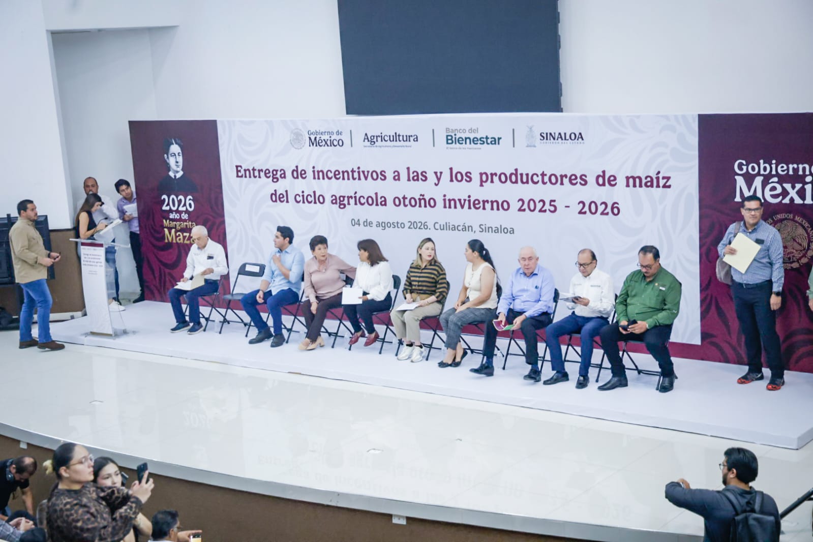 Entregan apoyos a productores en Sinaloa