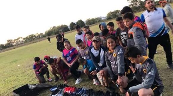 Tras quedar varado por sismo en Colombia, equipo infantil de futbol regresa a México; Sheinbaum confirmó contacto