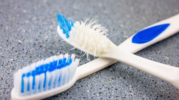 ¿Cada cuánto tiempo debes cambiar tu cepillo de dientes? Esto recomiendan los especialistas
