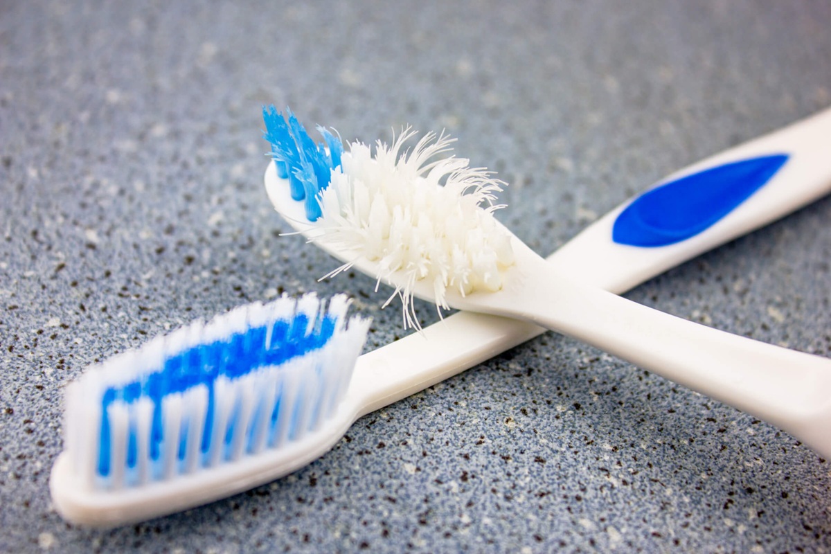 Especialistas revelan el tiempo recomendado para cambiar el cepillo de dientes
