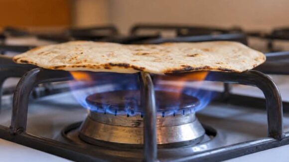 ¿Es seguro calentar tortillas en la flama? Esto dicen los expertos