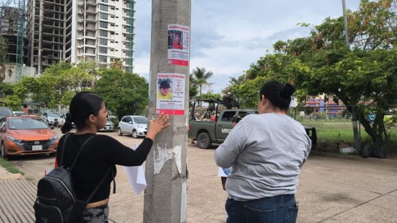 “No buscamos culpables, solo saber dónde están”: familias pegan fichas de desaparecidos en Mazatlán, Sinaloa
