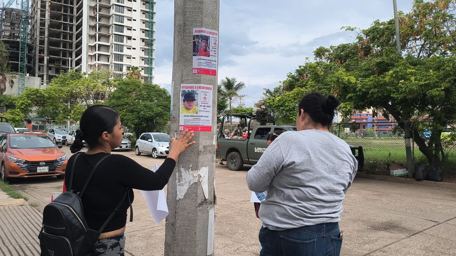 Familias pegan fichas de desaparecidos en Mazatlán