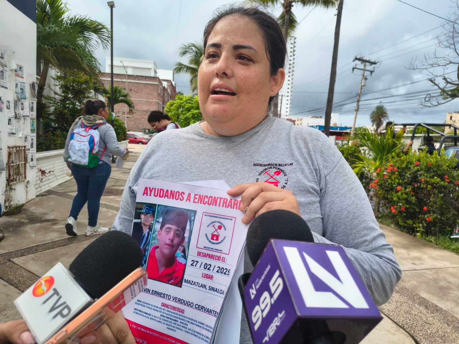 Familias pegan fichas de desaparecidos en Mazatlán