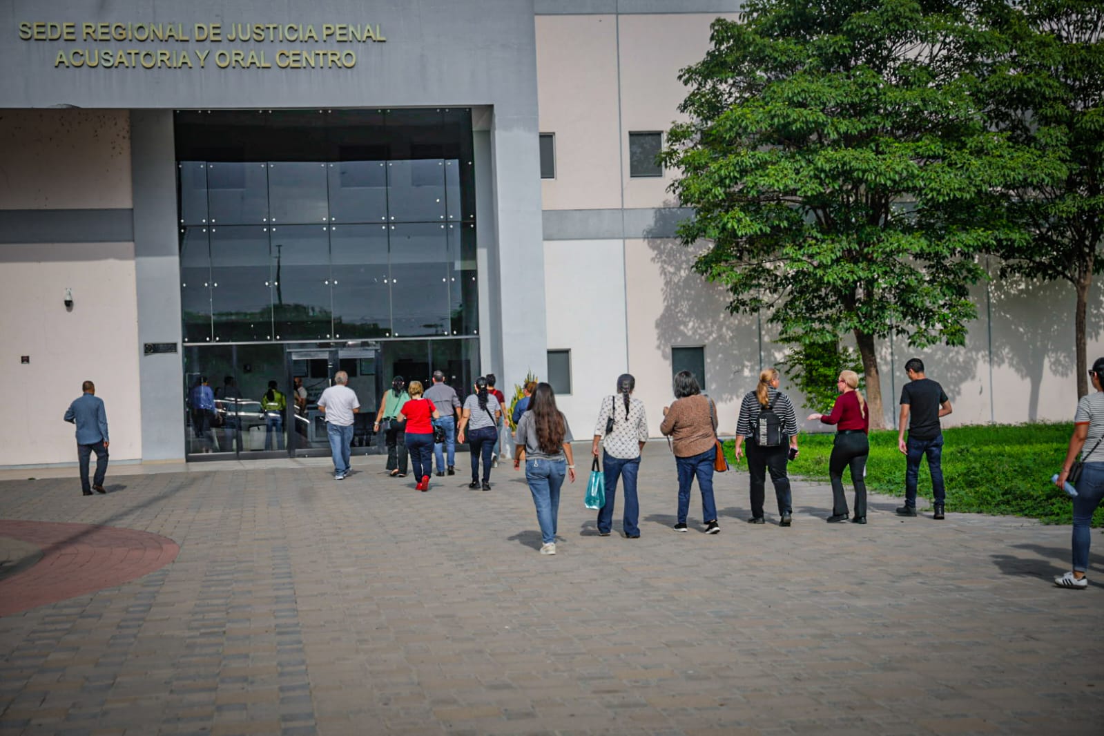 Fraudeados por Inverplux en la sede de justicia penal Culiacán