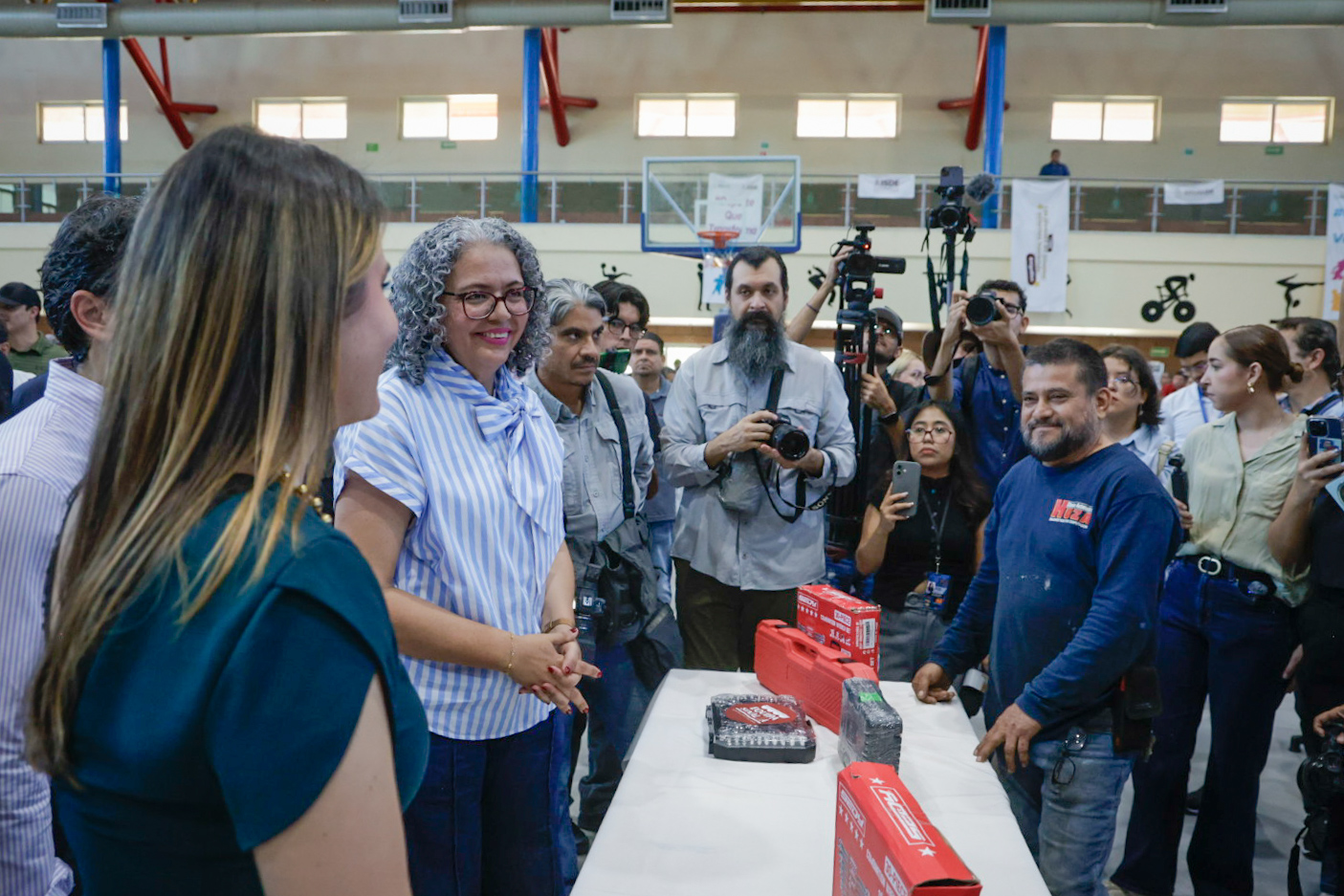 Gobierno de Sinaloa entrega 830 equipos productivos