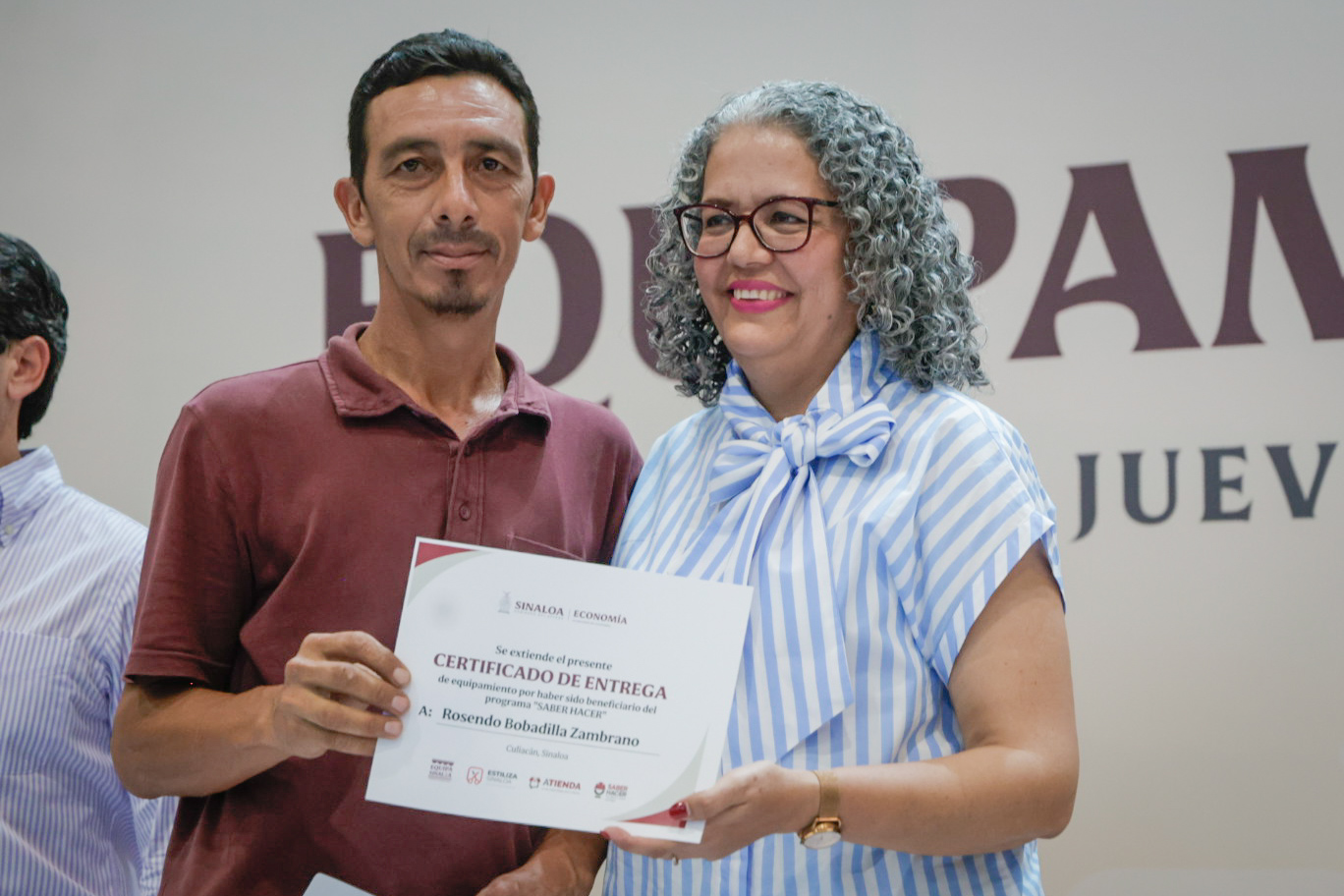 Gobierno de Sinaloa entrega 830 equipos productivos